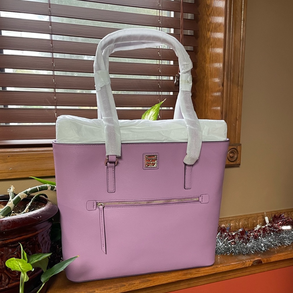 DOONEY & BOURKE SAFFIANO LARGE SHOPPER. LIGHT MAUVE. BRAND NEW.